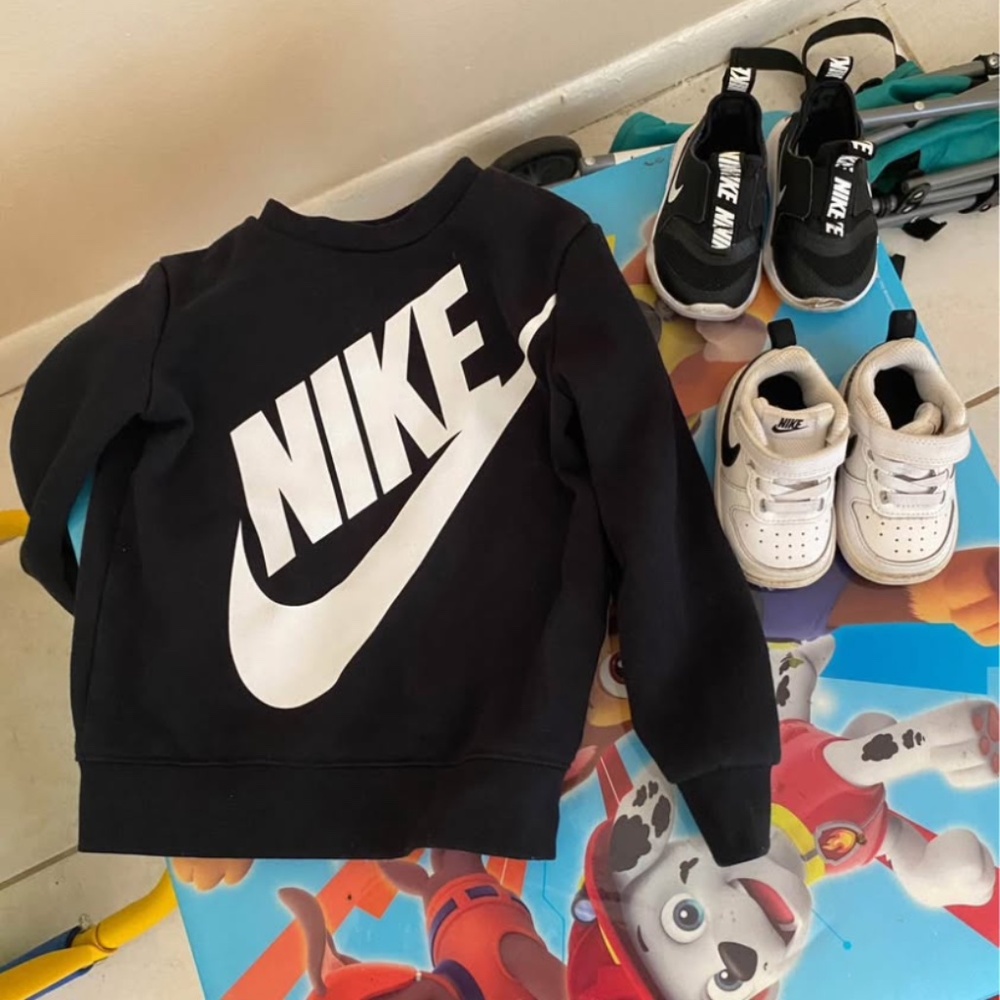 Toddler Nike Sweatshirt & Sneakers